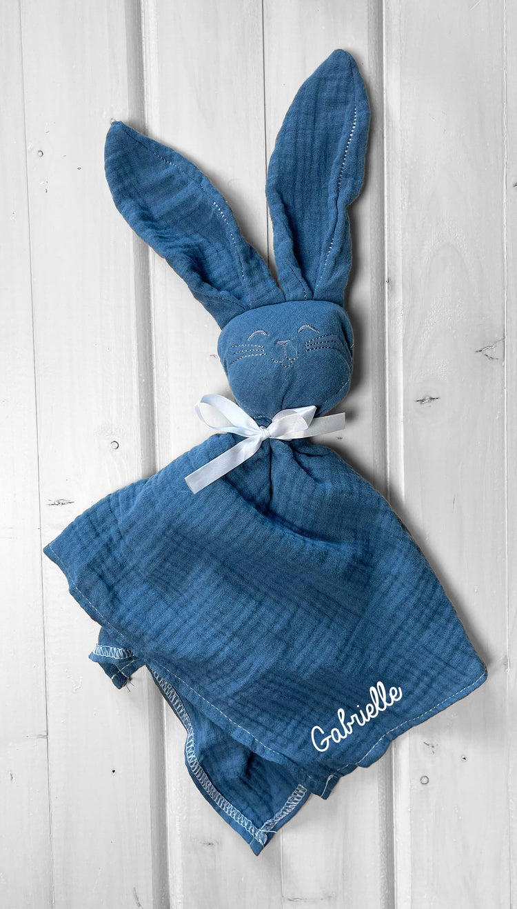 doudou lapin en gaze de coton bleu personnalisable avec prénom