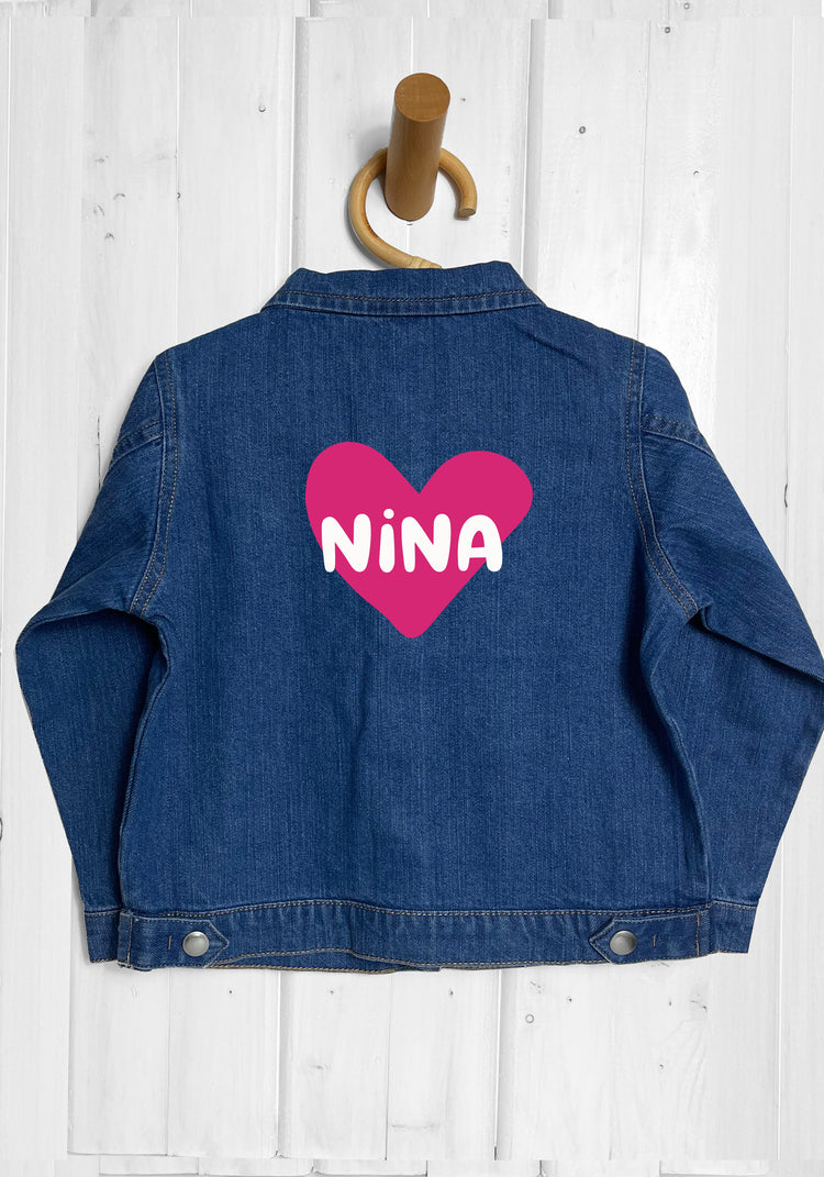 veste en jean enfant personnalisable prénom dans un coeur rose
