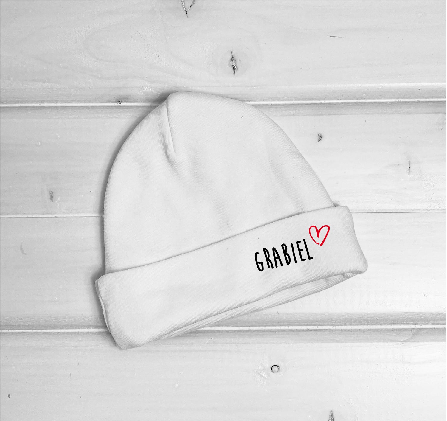 Bonnet naissance pour bebe personnalisable avec prénom et petit coeur couleur blanc