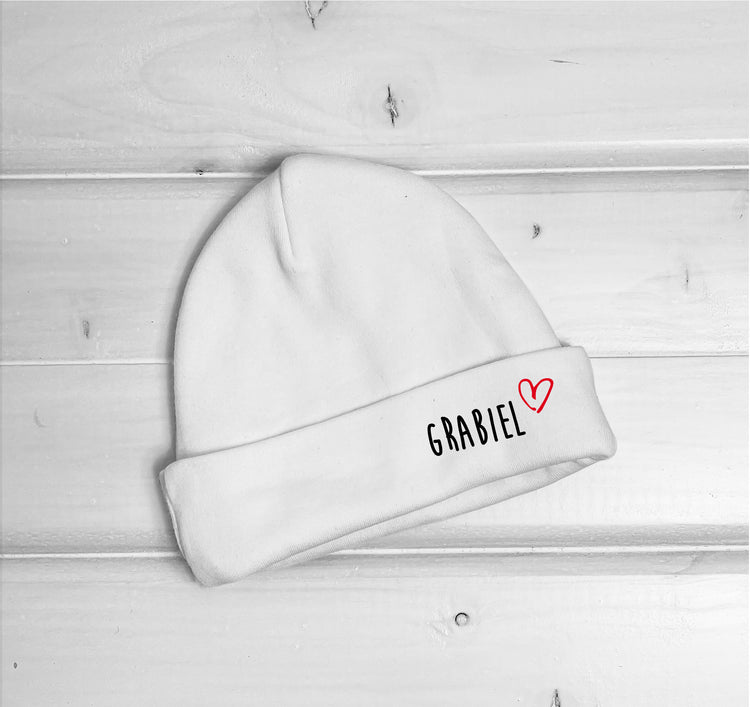 Bonnet naissance pour bebe personnalisable avec prénom et petit coeur couleur blanc